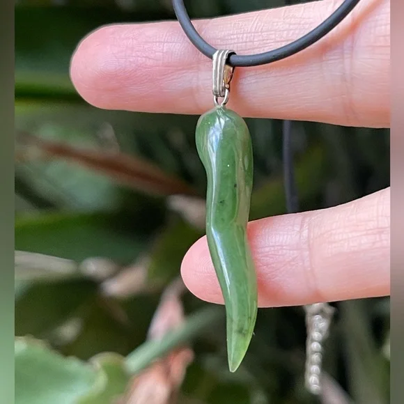 High quality natural spinach green nephrite jade horn pendant & black cord chain - Picture 6 of 6